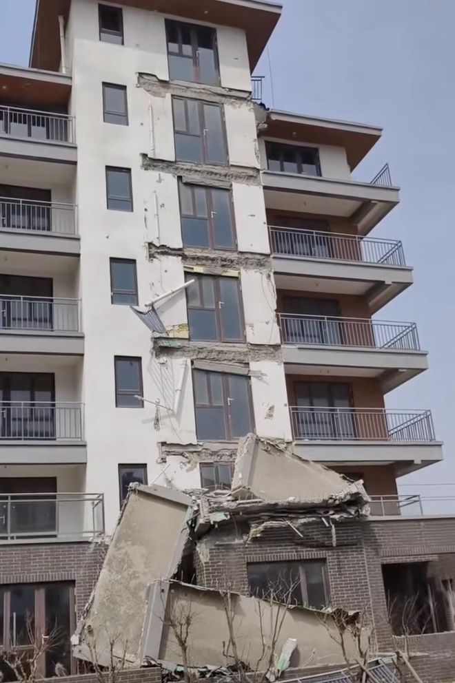 齐脱落想拉走遭业主阻拦回应冰球突破山东威海多层阳台整(图3)